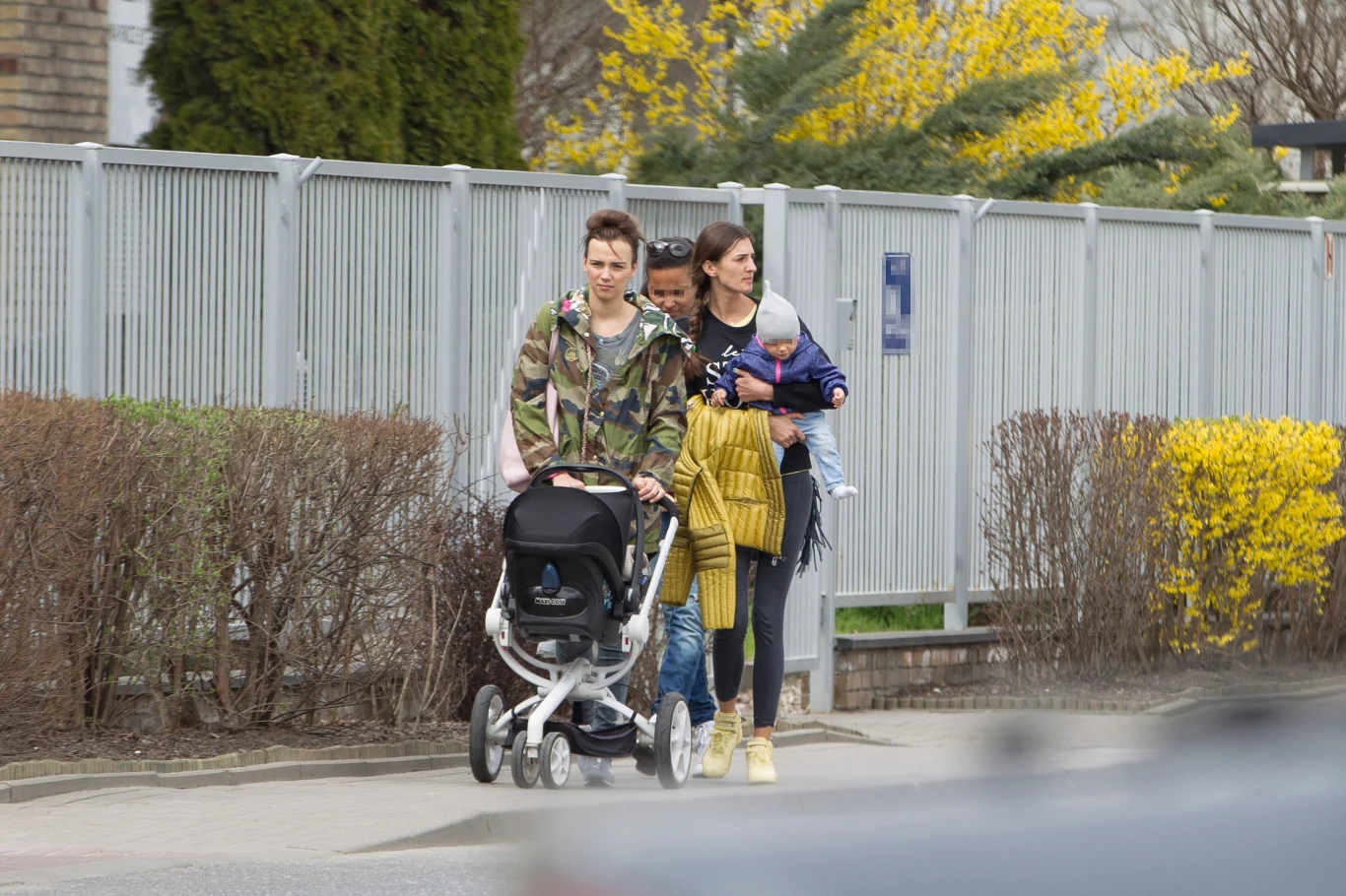 Paulina Krupińska z córką, Sebastianem i znajomymi 