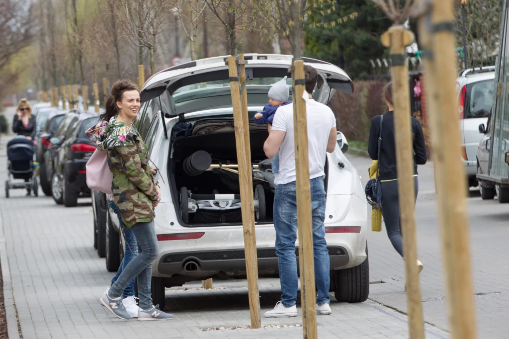 Paulina Krupińska z córką, Sebastianem i znajomymi Paulina Krupińska z córką, Sebastianem i znajomymi