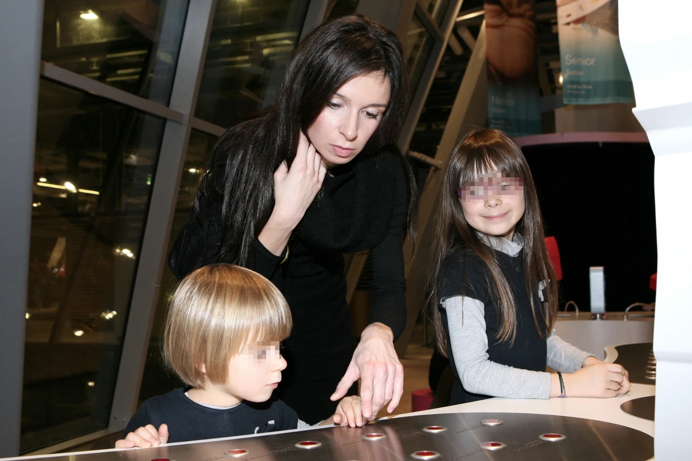 Marta Kaczyńska z córkami, 2010 rok Marta Kaczyńska z córkami, 2010 rok