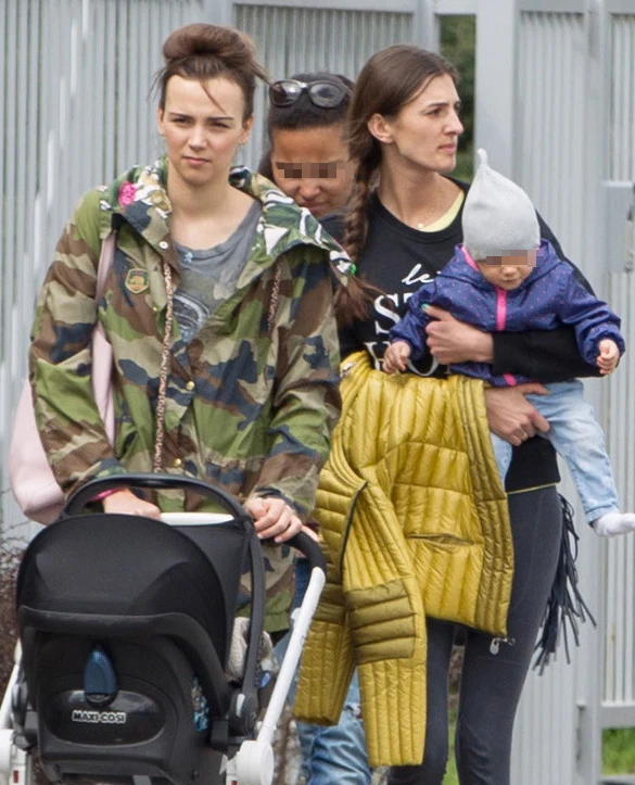 Szczawińska i Krupińska na spacerze z małą Antosią