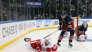 W meczu Detroit Red Wings (białe stroje) i NY Rangers (ciemne stroje) nie brakowało ostrych starć