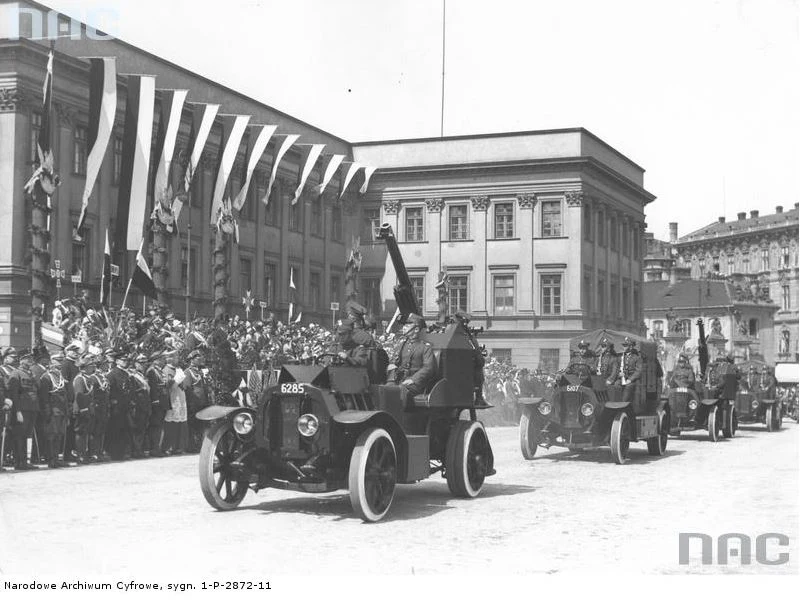 Defilada 3 maja 1934 r. z okazji święta narodowego - bez udziału schorowanego marszałka Józefa Piłsudskiego