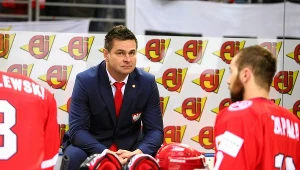 Trener reprezentacji Jacek Płachta z polskimi hokeistami