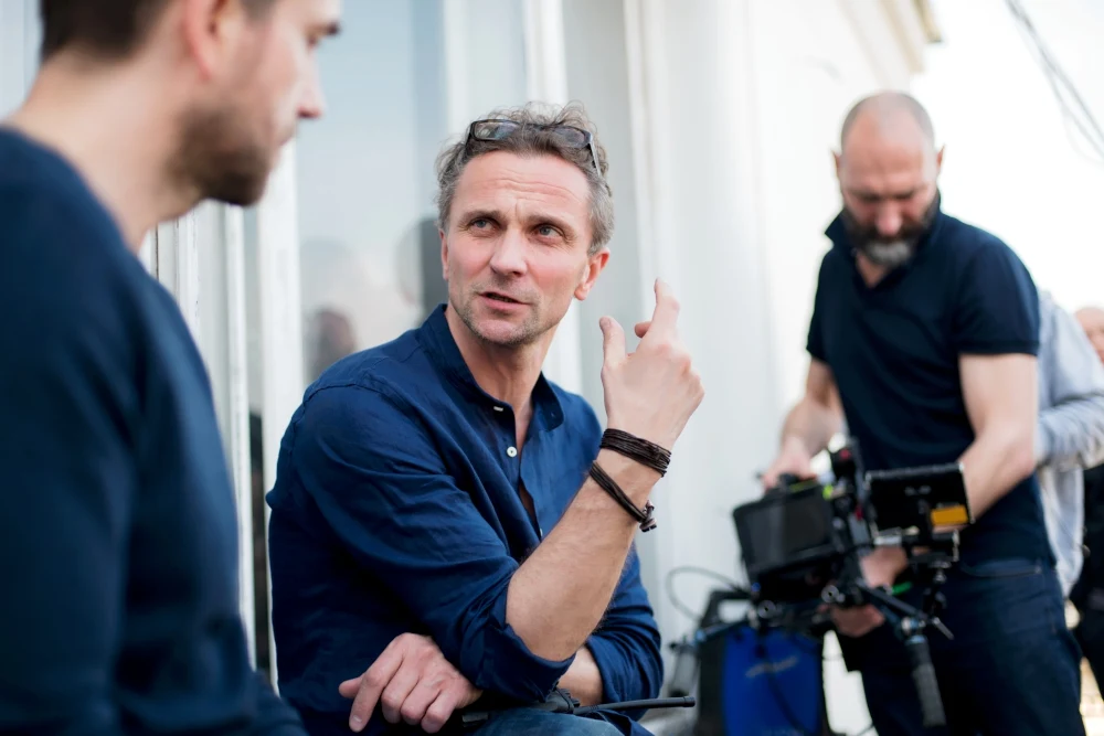 - Rozpisana na polską rzeczywistość historia kolejnego śledztwa Piotra to świetny materiał, by przyjrzeć się mechanizmom władzy, uwikłaniu ludzi oraz dynamice relacji między nimi. Pierwszy sezon "Paktu" był wydarzeniem na naszym rynku, z tym większą przyjemnością przyjąłem propozycję realizacji drugiego sezonu – mówi Leszek Dawid, reżyser serialu. - Rozpisana na polską rzeczywistość historia kolejnego śledztwa Piotra to świetny materiał, by przyjrzeć się mechanizmom władzy, uwikłaniu ludzi oraz dynamice relacji między nimi. Pierwszy sezon "Paktu" był wydarzeniem na naszym rynku, z tym większą przyjemnością przyjąłem propozycję realizacji drugiego sezonu – mówi Leszek Dawid, reżyser serialu.