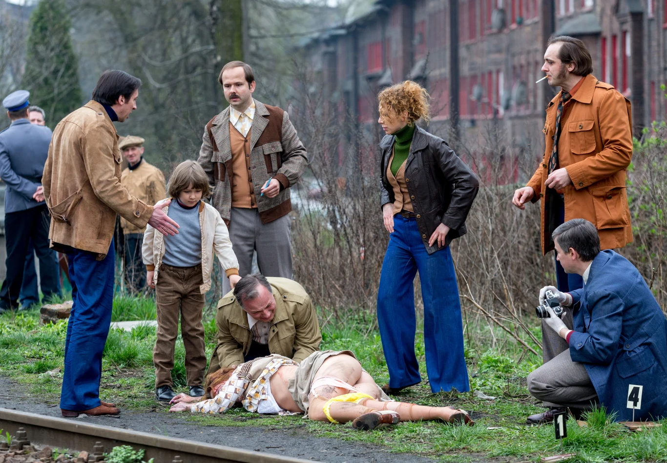 We wtorek zdjęcia do filmu realizowano m.in. przy zabytkowej dzielnicy przemysłowej Nikiszowiec w Katowicach. Kręcono scenę, w której ekipa śledczych odwiedza miejsce kolejnej zbrodni. Pojawia się tam też mąż zamordowanej kobiety oraz jej synek.
We wtorek zdjęcia do filmu realizowano m.in. przy zabytkowej dzielnicy przemysłowej Nikiszowiec w Katowicach. Kręcono scenę, w której ekipa śledczych odwiedza miejsce kolejnej zbrodni. Pojawia się tam też mąż zamordowanej kobiety oraz jej synek.