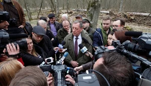 Minister środowiska Jan Szyszko (C), podczas konferencji prasowej, 12 bm. Szyszko spotkał się z dziennikarzami przy drodze dojazdowej do rezerwatu pokazowego żubrów na trasie Hajnówka-Białowieża