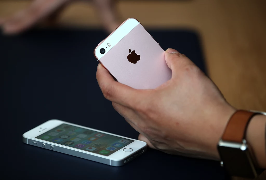 Funkcjonariusze FBI wdarli się do pamięci iPhone'a nie uruchamiając jednocześnie jego systemów bezpieczeństwa Funkcjonariusze FBI wdarli się do pamięci iPhone'a nie uruchamiając jednocześnie jego systemów bezpieczeństwa