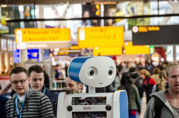 Robot Spencer na lotnisku Amsterdam Schiphol 