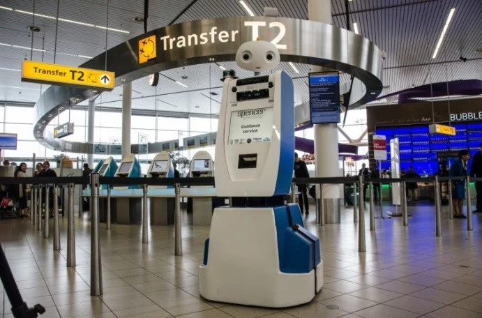 Robot pomagał pasażerom sieci KLM