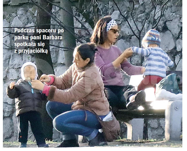 Barbara troskliwie opiekuje się dziećmi Barbara troskliwie opiekuje się dziećmi