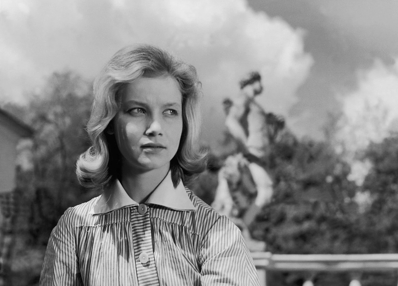 Jej kariera zaczęła się jak w Hollywood. W latach 50. reporter popularnego wtedy tygodnika "Dookoła świata" wypatrzył Polę Raksę, studentkę pierwszego roku polonistyki, w... barze mlecznym. Poprosił ją o pozowanie do serii zdjęć. W ten sposób została Dziewczyną Tygodnia. Wkrótce dostała zaproszenie na zdjęcia próbne do filmu "Szatan z siódmej klasy" (1960). I tak to się zaczęło...