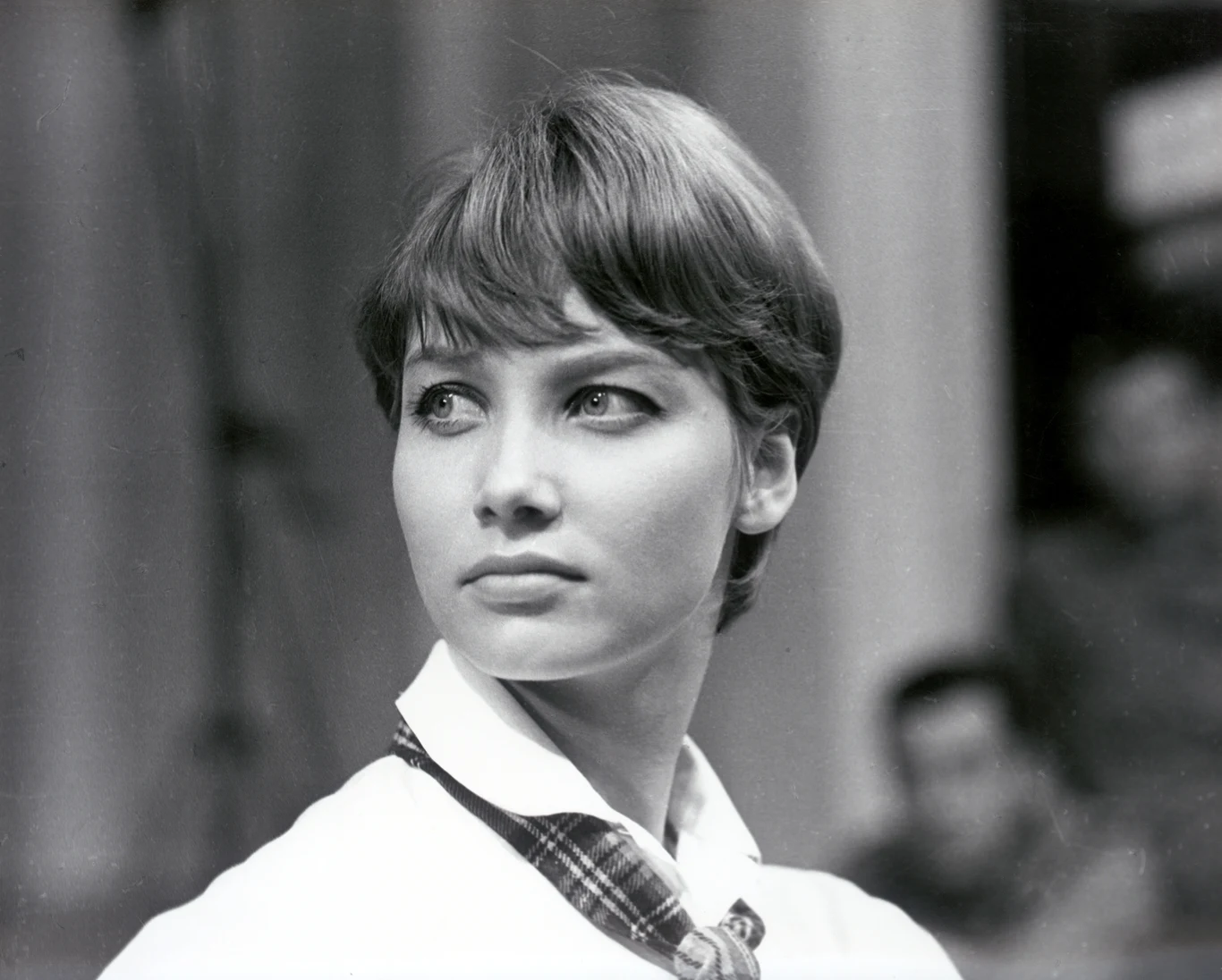 Apolonia Raksa urodziła się 14 kwietnia 1941 roku w Lidzie (dziś Białoruś). W 1943 r. jej rodzice podjęli decyzję o wyjeździe z Lidy. Po II wojnie światowej państwo Raksowie razem z córką zamieszkali we Wrocławiu, w Leśnicy. Początkowo Pola studiowała polonistykę na Uniwersytecie Wrocławskim, a następnie ukończyła Wydział Aktorski PWSTiF w Łodzi.