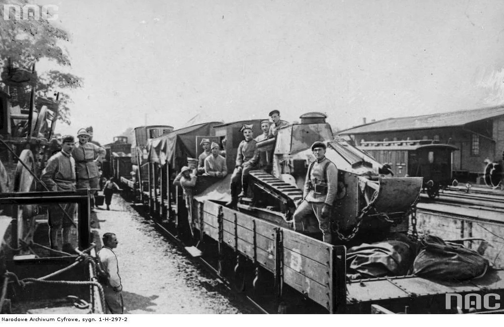Transport oddziałów armii generała Józefa Hallera z Francji do Polski. Żołnierze na platformie kolejowej przewożącej czołg renault FT-17 Transport oddziałów armii generała Józefa Hallera z Francji do Polski. Żołnierze na platformie kolejowej przewożącej czołg renault FT-17