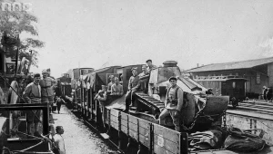 Transport oddziałów armii generała Józefa Hallera z Francji do Polski. Żołnierze na platformie kolejowej przewożącej czołg renault FT-17