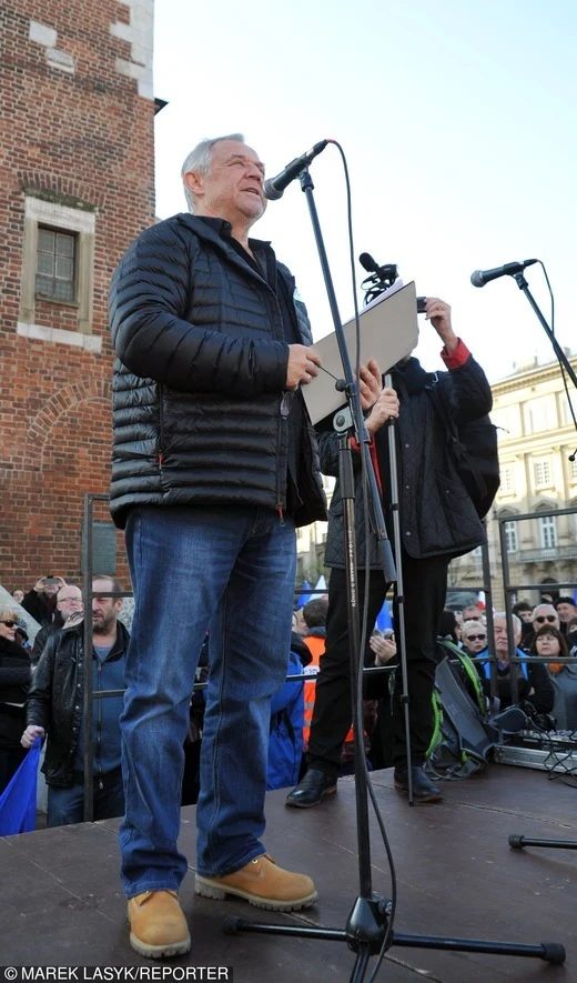 Marek Kondrat na manifestacji KOD Marek Kondrat na manifestacji KOD