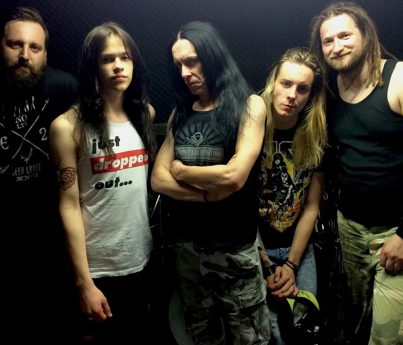 Anti Tank Nun w poszerzonym składzie: Maxx Alexx Pukacki (drugi z prawej) jest synem Titusa (w środku)