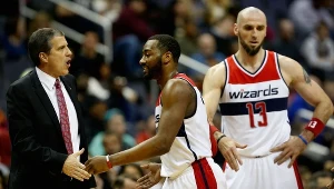 Od lewej: Randy Wittman, John Wall i Marcin Gortat