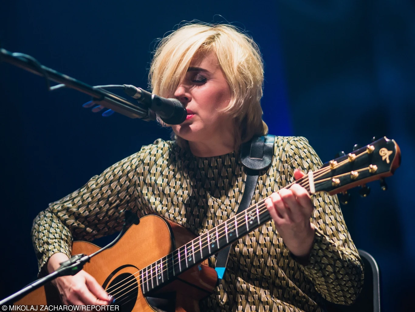 Edyta Bartosiewicz podczas jednego z akustycznych koncertów wymagających - wbrew opinii tabloidu - najwyższej formy głosowej