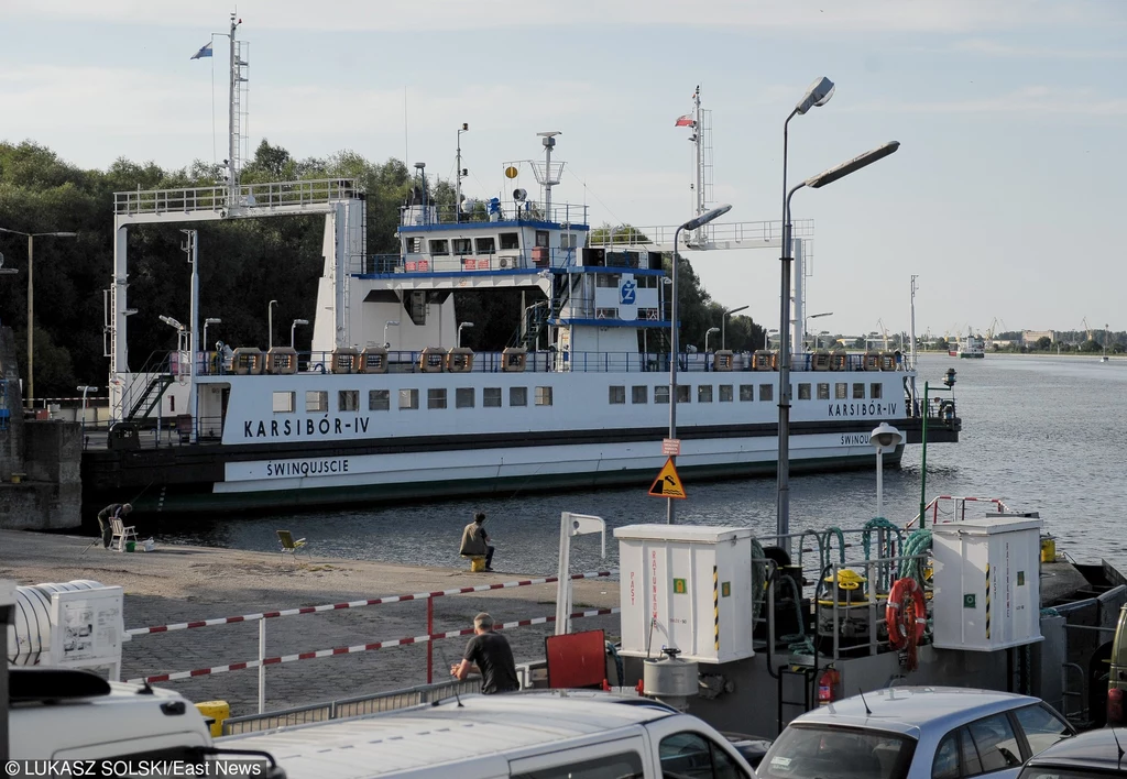 Obecnie komunikacja odbywa się promami