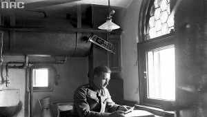 Strażak-trębacz na dyżurze w wieży kościoła Mariackiego (listopad 1937 r.)