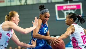 Koszykarki Artego Bydgoszcz Aleksandra Pawlak (L) i Maurita Reid (P) walczą o piłkę z Nicole Michael (C) z MKS Polkowice