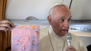 Papież podczas konferencji na pokładzie samolotu 