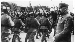 Naczelny Wódz Józef Piłsudski żegna oddziały wyruszające na front (wiosna 1920)