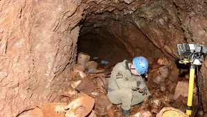 Eksploratorzy w sztolni