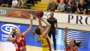 Zawodniczki Wisły Can-Pack Kraków Magdalena Ziętara (L) i Chrstina Ouvina (P) oraz Agnieszka Kaczmarczyk (C) ze Ślęzy Wrocław