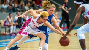 Koszykarki Artego Bydgoszcz Julie McBride (L) i Amisha Carter (P) blokują Agatę Nowacką (C) z MKS Polkowice