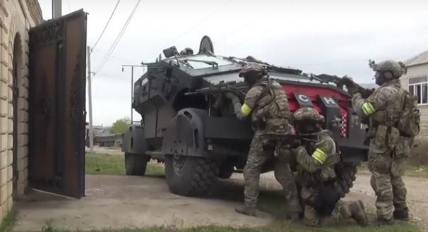 Falkatus, nazwywany wcześniej Batmobilem oraz Punisherem, w trakcie akcji. Fot. Russian Today/Youtube.