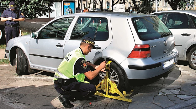 Strażnicy miejscy zaczęli skrupulatnie kontrolować sposób parkowania pojazdów. Powód? Nie mogą już zarabiać na fotoradarach.