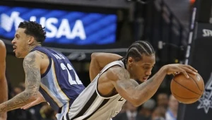 Kawhi Leonard (z piłką)