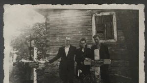 Jan Wąchała „Łazik” (z lewej) obok grobów brata i kolegi