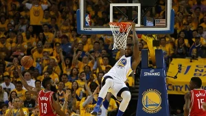 Festus Ezeli w efektownej akcji