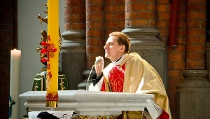 Ks. Jacek Międlar podczas sobotniej mszy w intencji ONR