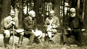 Władysław Zamoyski (pierwszy z prawej) w lasach kórnickich w latach 20, XX w. Fotografia ze zbiorów Biblioteki Kórnickiej 