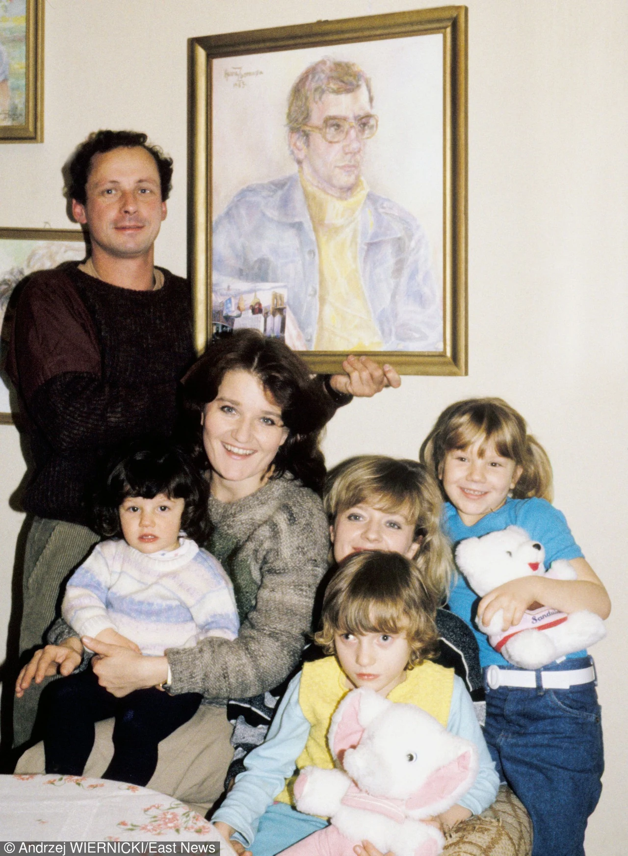 Paweł Wawrzecki i siostry Winiarskie z dziećmi, 1988 rok Paweł Wawrzecki i siostry Winiarskie z dziećmi, 1988 rok