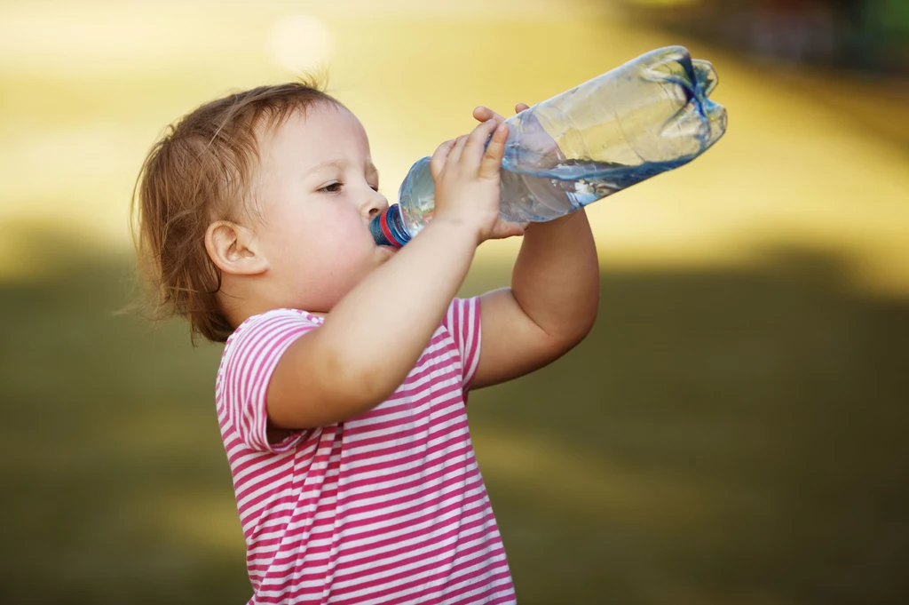 Gdy dziecku chce się pić podaj mu wodę 