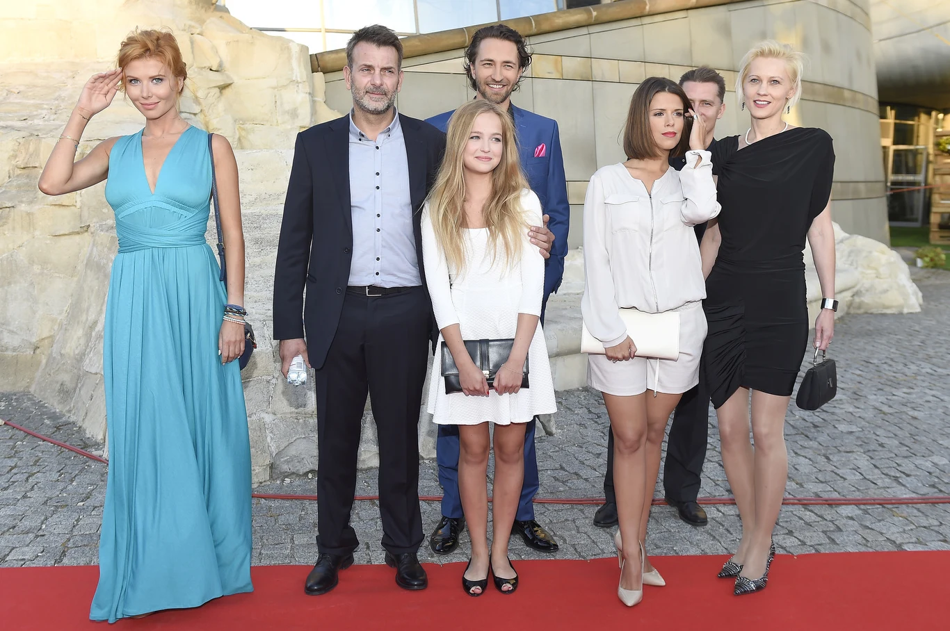 Lea Oleksiak z koleżankami i kolegami z planu Lea Oleksiak z koleżankami i kolegami z planu