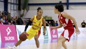 Sharnee Zoll (Ślęza, z lewej) i Cristina Ouvina z Wisły Can-Pack Kraków 