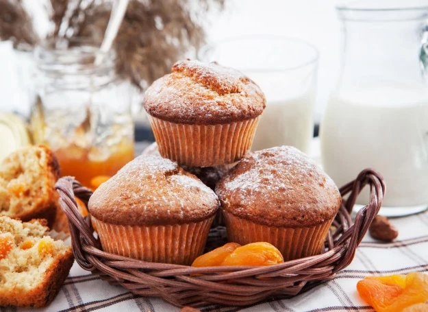 W muffinach wydrąż otwory i umieść w nich słodkie owoce - będą smakować jescze lepiej! 