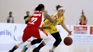 Marissa Kastanek (Ślęza, z piłką) i Yvonne Turner z Wisły Can-Pack Kraków