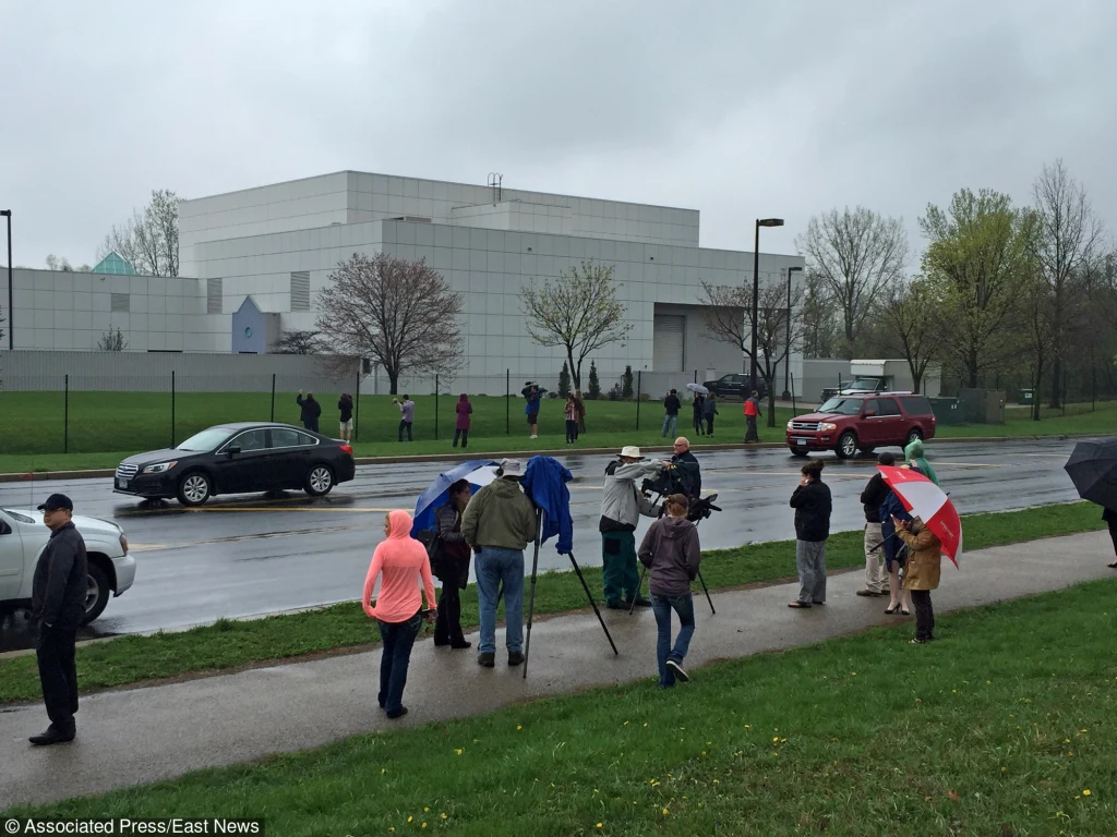 Fani i ekipy telewizyjne przed domem Prince'a Fani i ekipy telewizyjne przed domem Prince'a