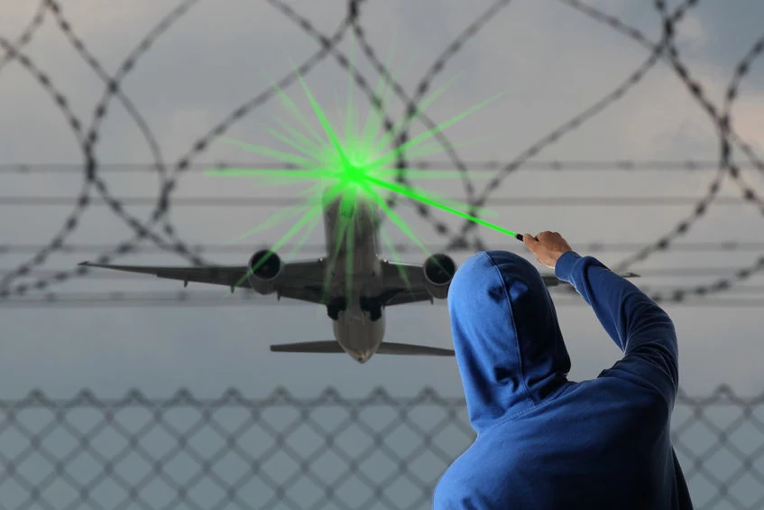 Laserowe wskaźniki emitowane z Ziemi nie uszkodzą wzroku pilotów