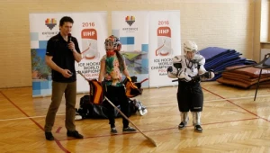 Adrian Parzyszek z dzieciakami