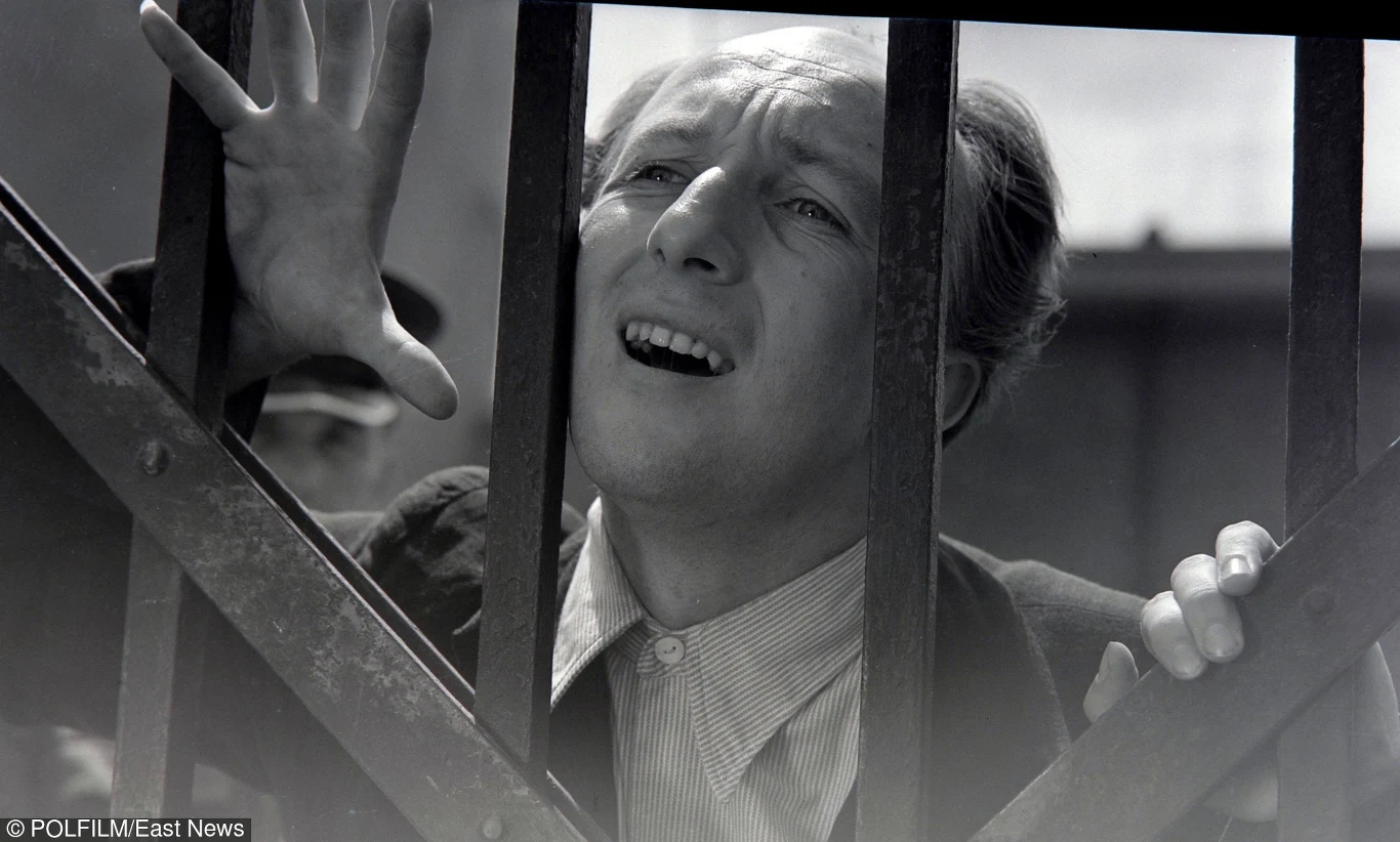 Bogumił Kobiela w najsłynniejszej kinowej roli w "Zezowatym szczęściu" Bogumił Kobiela w najsłynniejszej kinowej roli w "Zezowatym szczęściu"