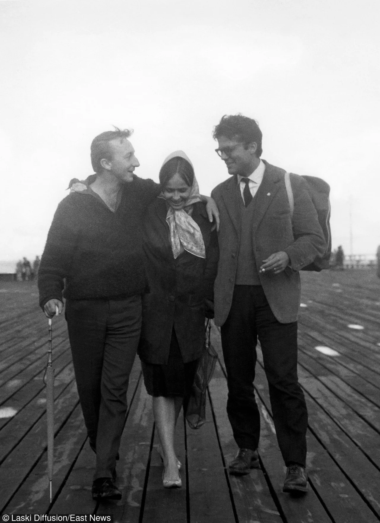 Bogumił Kobiela (L) ze Zbigiewem Cybulskim (P) i jego żoną Elżbietą Chwalibóg (C) na sopockim molo na początku lat 60. Bogumił Kobiela (L) ze Zbigiewem Cybulskim (P) i jego żoną Elżbietą Chwalibóg (C) na sopockim molo na początku lat 60.
