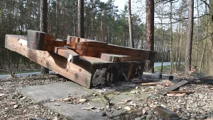 Zdewastowany Pomnik Pamięci o Zagładzie Romów w Borzęcinie Dolnym 