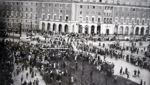 Kwiecień 1960 r. Zajścia przeniosły się na nowohucki Plac Centralny. Fot. z archiwum IPN